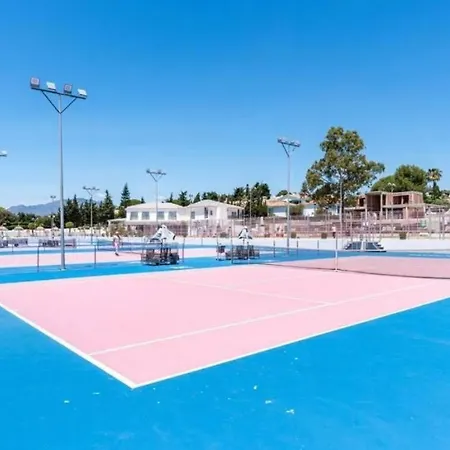 Elegant Close To The