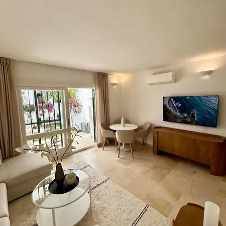 Elegant Close To The