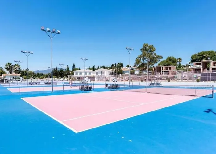 Elegant Close To The