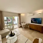 Elegant Close To The