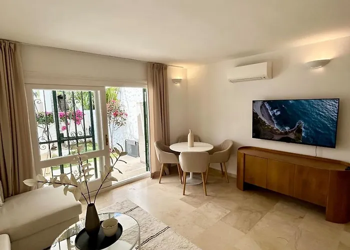 Elegant Close To The